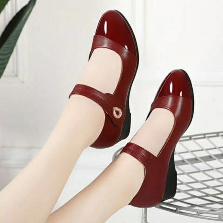 Women's Ballet Flats with Strap and Pointed Toe