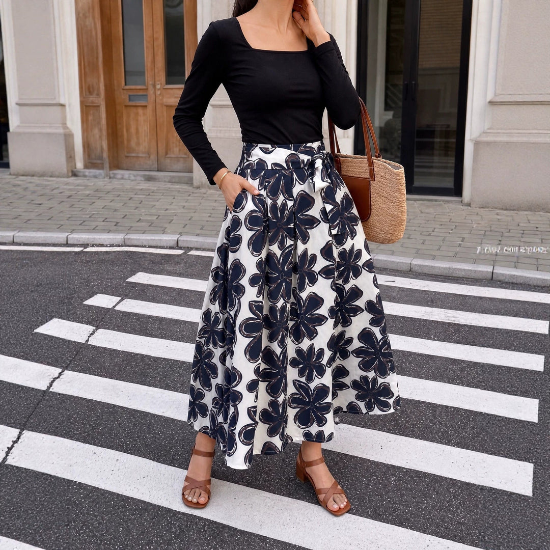 Women's midi skirt in A-line cut with large floral print, high waistband and side pockets Mune Fashion