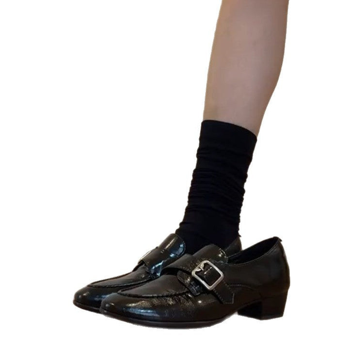 Women’s loafer with polished finish, decorative metal buckle and low block heel Mune Fashion