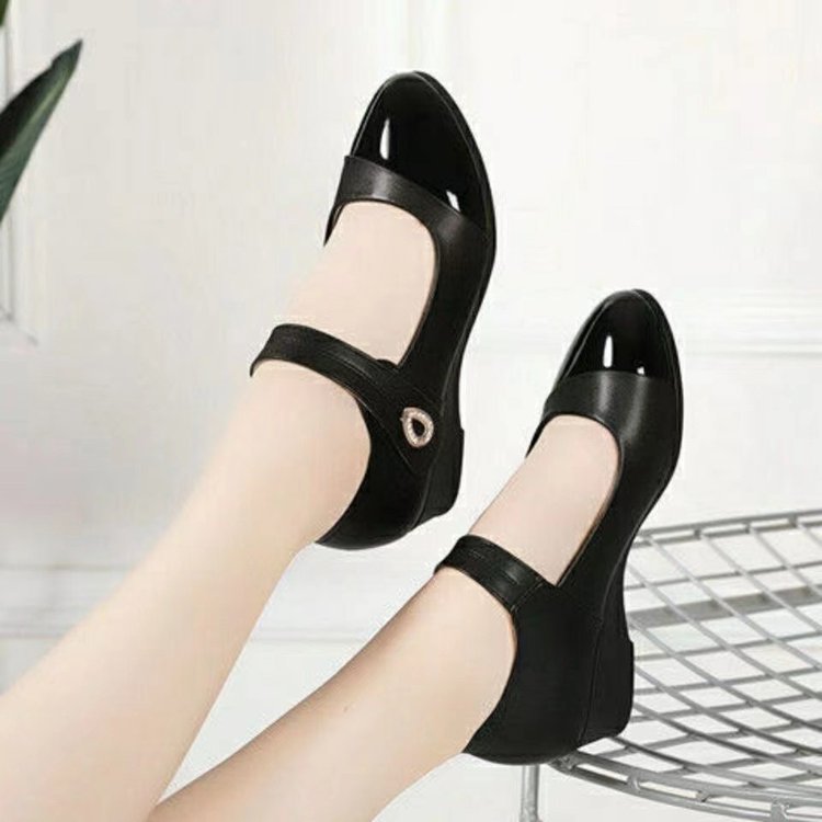 Women's Ballet Flats with Strap and Pointed Toe