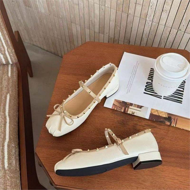 Damen Ballerina mit quadratischer Zehenbox, Nietenbesetztem Rand und verstellbarem Mary‑Jane Riemchen Mune Fashion