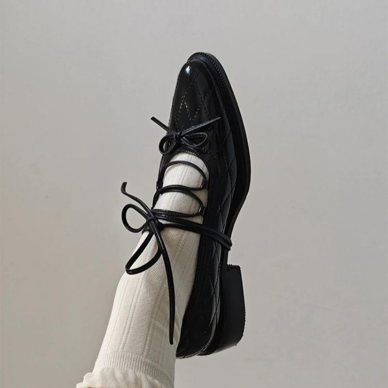 Women's Patent Leather Shoes with Refined Lacing