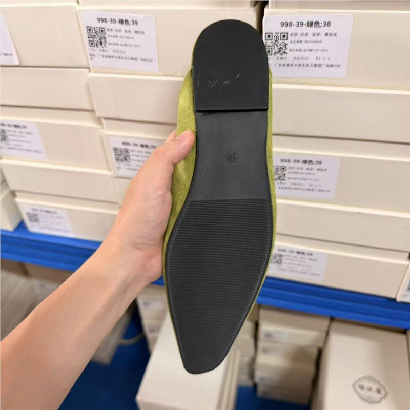 Women’s pointed suede mules with V-neck and flat comfort sole Mune Fashion