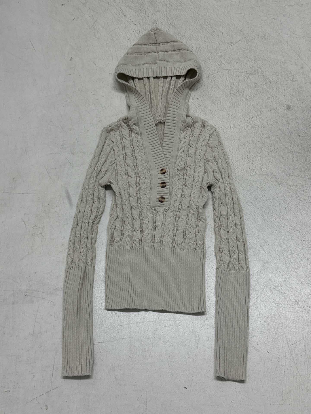 Women's fine-knit sweater with cable knit, V-neck with button placket and wide ribbed hem Mune Fashion
