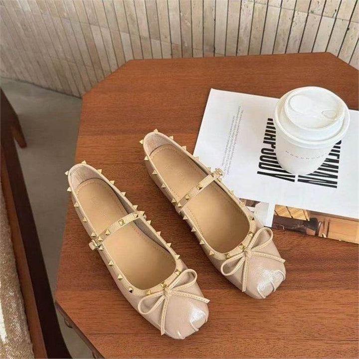 Damen Ballerina mit quadratischer Zehenbox, Nietenbesetztem Rand und verstellbarem Mary‑Jane Riemchen Mune Fashion