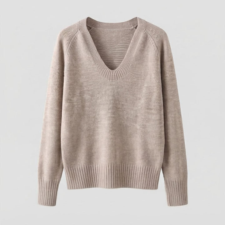 Ladies fine knitted pullover with soft V-neck, light oversized silhouette and ribbed cuffs